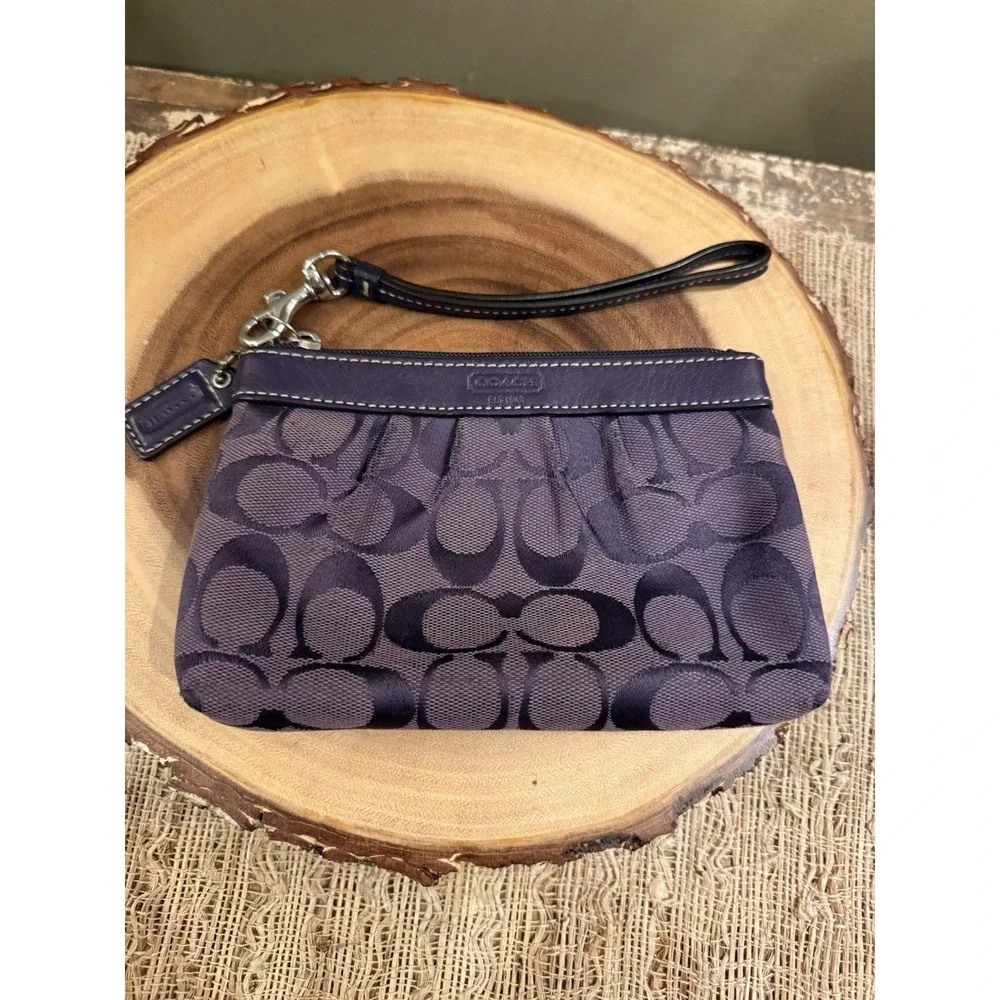 COACH SIGNATURE COLLECTION PURPLE WOVEN JACQUARD  PLEADED ZIP WRISTLET RARE